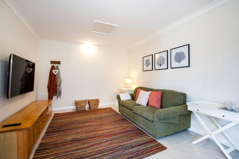 Alkira - Pet Friendly - 4 Mins Walk To Beach - Accommodation Gladstone 4