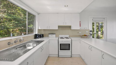 Anthonys Treehouse By The Beach - Accommodation Gladstone 4