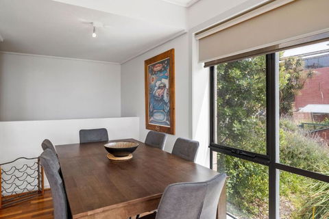 Apartment 5 Pacific Apartments - Accommodation Gladstone 4