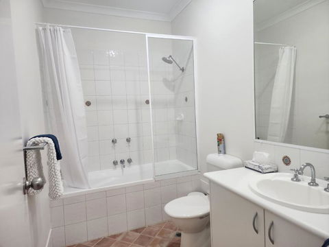 Apartment In Apollo Quays Resort With Shared Jetty - Accommodation Gladstone 2