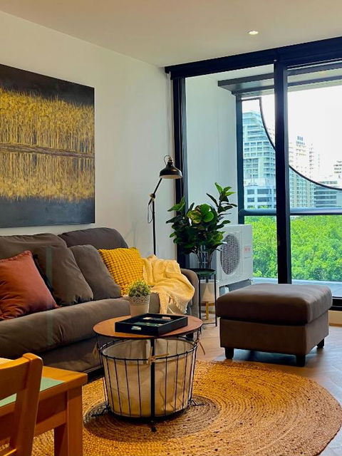 Apartment In Melbourne With Pool - Accommodation Gladstone 0