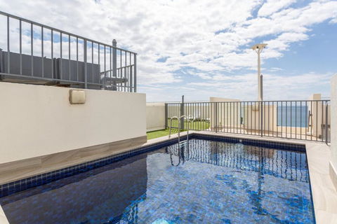 Apartment With Pool Access A Minute To The Beach - Accommodation Gladstone 4