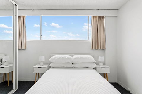 Apartment With Pool Access A Minute To The Beach - Accommodation Gladstone 3