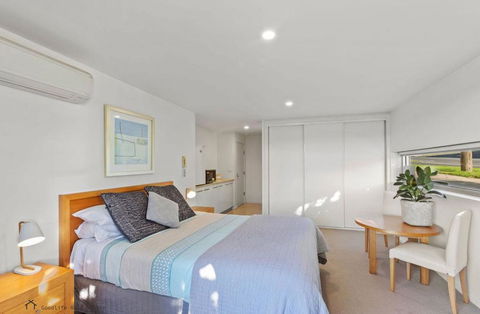 Apollo Blue Oceanview Unit 1- B Free WIFI - Accommodation Gladstone 2
