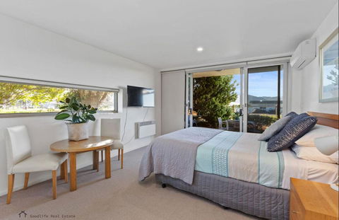 Apollo Blue Oceanview Unit 1- B Free WIFI - Accommodation Gladstone 1