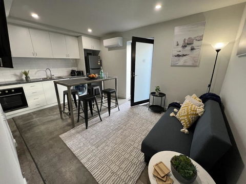 Apt With Aircon & Loft Bedroom Great Location - Accommodation Gladstone 1