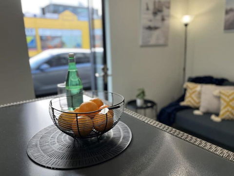 Apt With Aircon & Loft Bedroom Great Location - Accommodation Gladstone 3