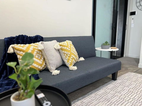 Apt With Aircon & Loft Bedroom Great Location - Accommodation Gladstone 2