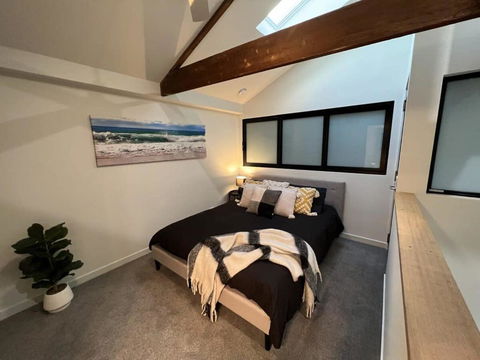 Apt With Aircon & Loft Bedroom Great Location - Accommodation Gladstone 0