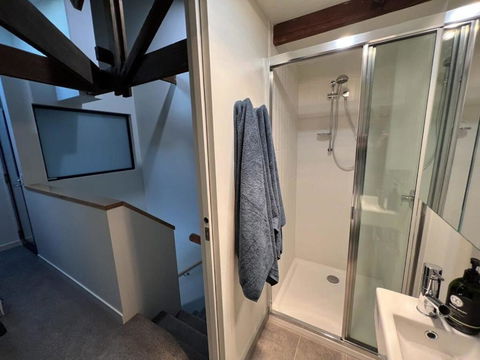 Apt With Aircon & Loft Bedroom Great Location - Accommodation Gladstone 4