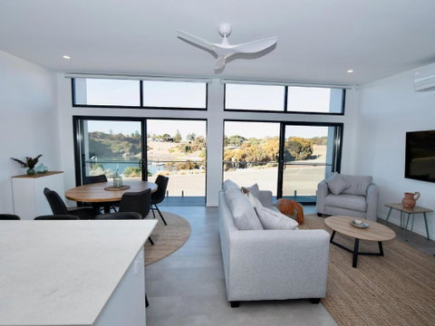 Apt02-The SS James Comrie - Accommodation Gladstone 0