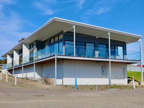 Apt02-The SS James Comrie - Accommodation Gladstone 1