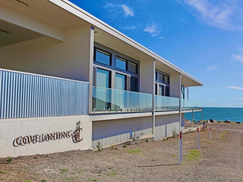 Apt02-The SS James Comrie - Accommodation Gladstone 2