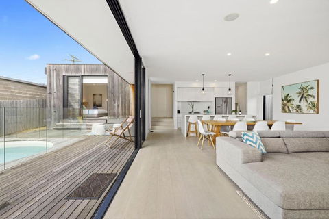 Aqua Luna - Stylish Retreat By Koonya Ocean Beach - Accommodation Gladstone 1