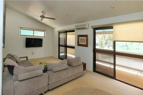 Archies Beach Abode - Accommodation Gladstone 2