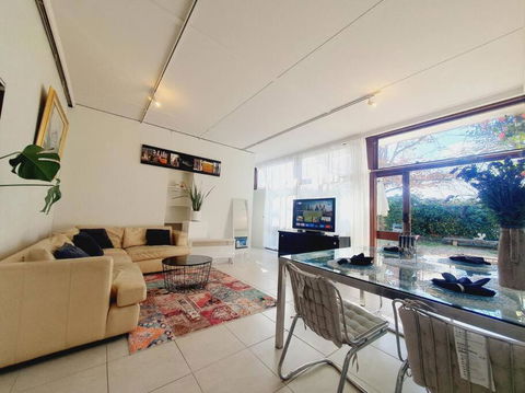 Architectural Bright Open 2B&1B Home With A Private Garden At Yarralumla - Accommodation Gladstone 3