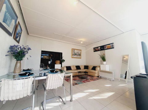 Architectural Bright Open 2B&1B Home With A Private Garden At Yarralumla - Accommodation Gladstone 4