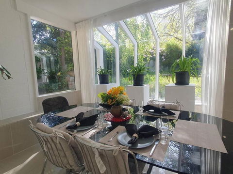 Architectural Comfy 2B&2B Home With A Garden View Close To A Lake And Yarralumla Shopping Centre - Accommodation Gladstone 0