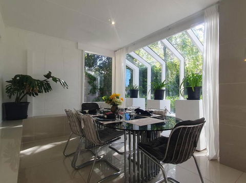 Architectural Comfy 2B&2B Home With A Garden View Close To A Lake And Yarralumla Shopping Centre - Accommodation Gladstone 3