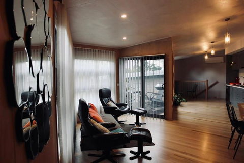 Architectural Crisp & Convenient Location - Accommodation Gladstone 2