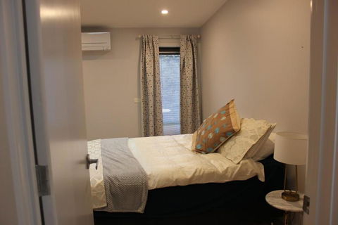 Architectural Crisp & Convenient Location - Accommodation Gladstone 4