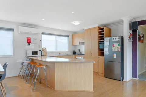 Area 51 By Ready Set Stay - BYO LINEN & TOWELS - Accommodation Gladstone 2