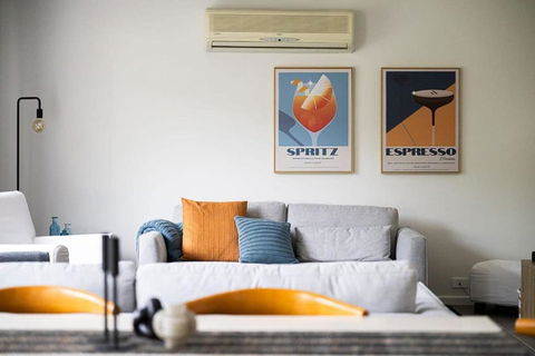 Artful Abode - Duntryleague, Vibrant Decor - Accommodation Gladstone 3
