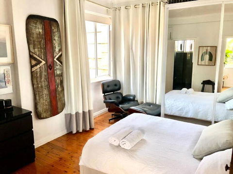 Artistic, Spacious And Comfortable 1 Bedroom Apartment - Accommodation Gladstone 0