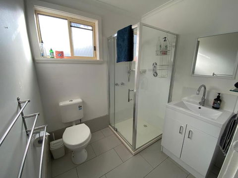 At HOME On HOLMES - Accommodation Gladstone 4