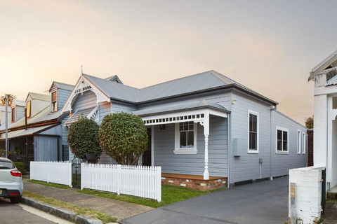 Austin Cottage - Accommodation Gladstone 0