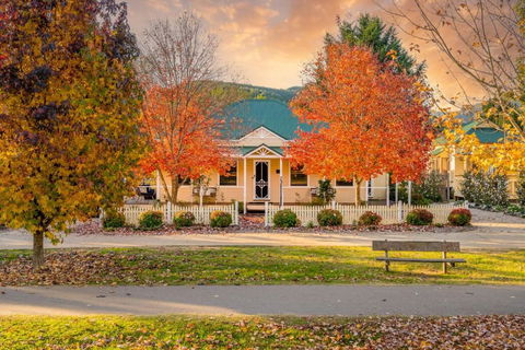 Autumn Beauty - Mountain View Cottage 3 - Accommodation Gladstone 0