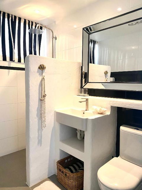 Avalon Beach Cottage- The Islander - Accommodation Gladstone 3