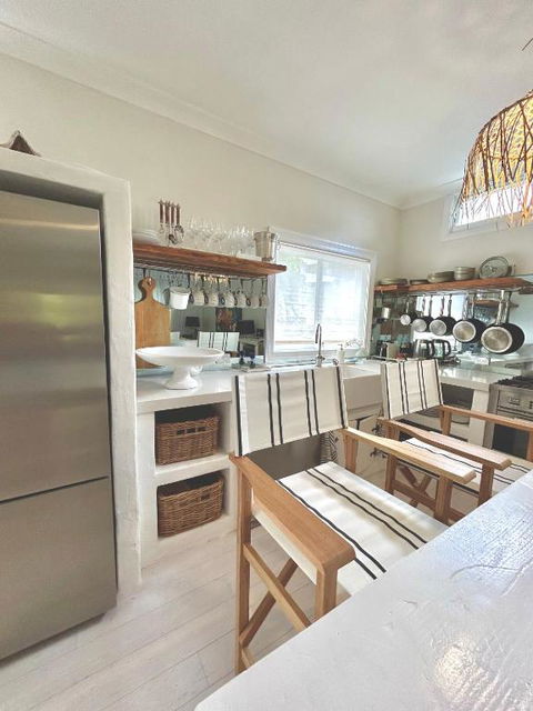 Avalon Beach Cottage- The Islander - Accommodation Gladstone 2