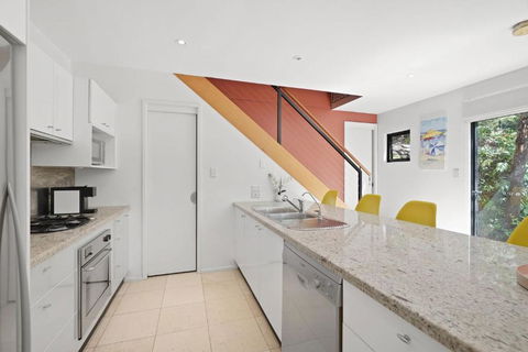 Avoca Beach Living - Accommodation Gladstone 4