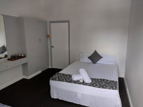 Ayr Hotel - Accommodation Gladstone 4