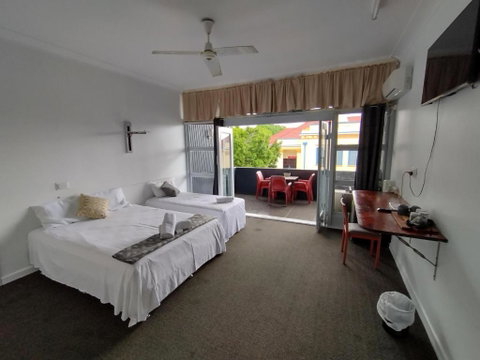 Ayr Hotel - Accommodation Gladstone 1