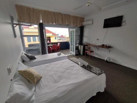 Ayr Hotel - Accommodation Gladstone 2