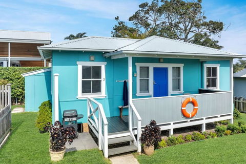 Aurora Quintessential Beachfront Couples Getaway - Accommodation Gladstone 1