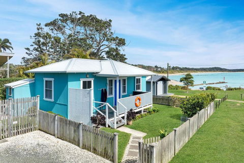 Aurora Quintessential Beachfront Couples Getaway - Accommodation Gladstone 0