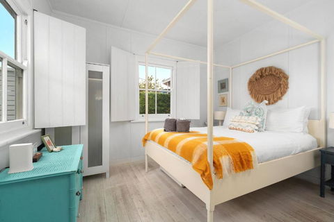 Aurora Quintessential Beachfront Couples Getaway - Accommodation Gladstone 2