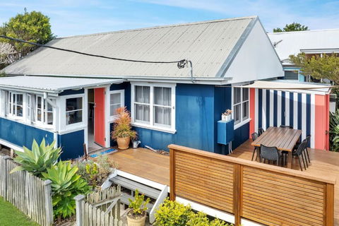 Avalon Vintage Beachside Family Getaway - Accommodation Gladstone 0