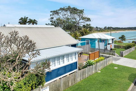 Avalon Vintage Beachside Family Getaway - Accommodation Gladstone 1