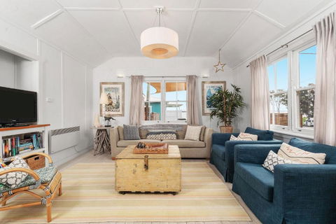 Avalon Vintage Beachside Family Getaway - Accommodation Gladstone 2