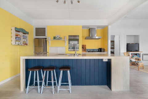 Avalon Vintage Beachside Family Getaway - Accommodation Gladstone 3