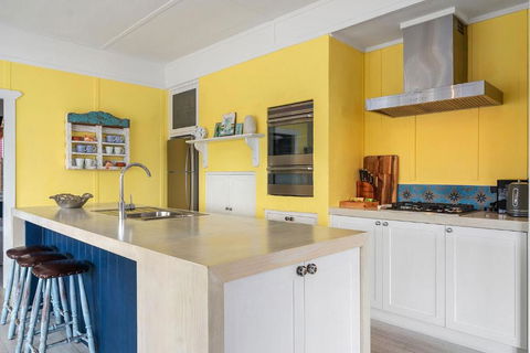 Avalon Vintage Beachside Family Getaway - Accommodation Gladstone 4