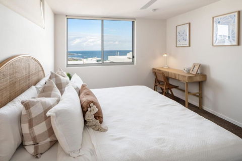 Azure Oceanside Apartment At Kings Beach - Accommodation Gladstone 2
