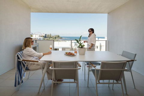 Azure Oceanside Apartment At Kings Beach - Accommodation Gladstone 3