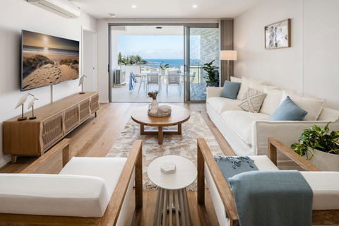 Azure Oceanside Apartment At Kings Beach - Accommodation Gladstone 0