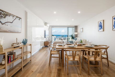 Azure Oceanside Apartment At Kings Beach - Accommodation Gladstone 4