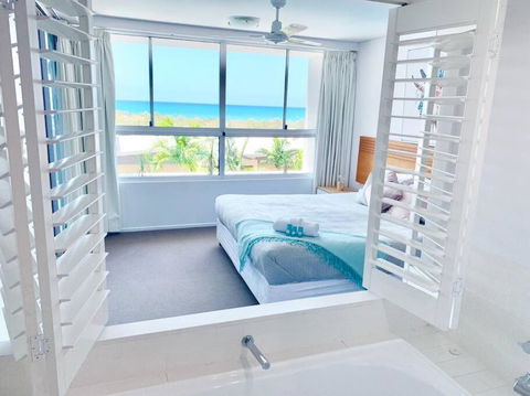Azure Sea, Oceanviews, Wifi, 2 Pools + Gym - Accommodation Gladstone 0